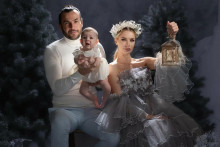 Originálne a trošku netradičné fotenie tentokrát zvolila aj Eva Cifrová. Na vianočných fotkách sú prvýkrát nie len s partnerom, ale aj dcérou Elayou.