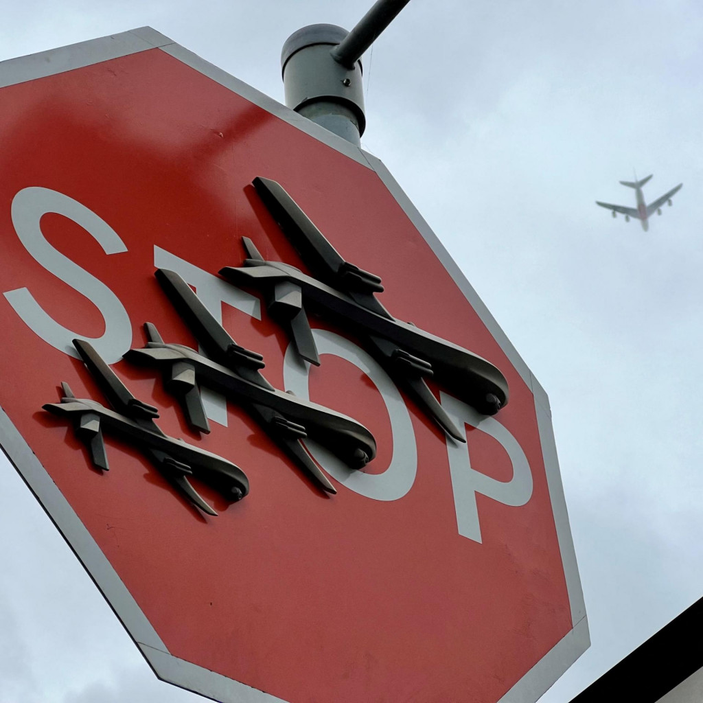 Tri lietadlá, ktoré vyzerajú ako bojové drony, namaľované na značke STOP. FOTO: REUTERS