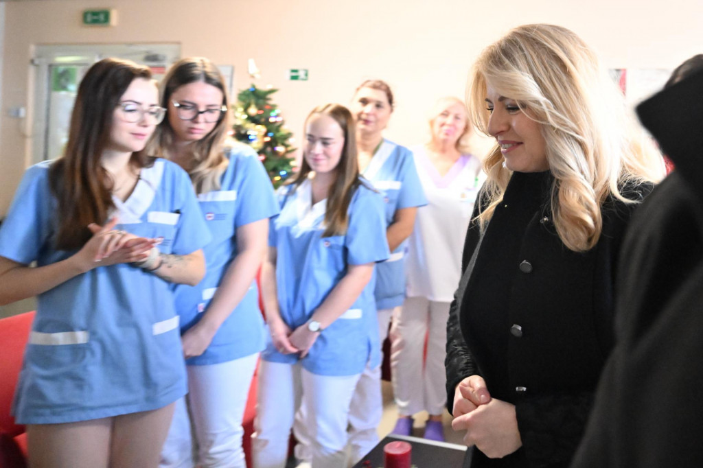 Prezidentka Zuzana Čaputová navštívila na Štedrý deň ľudí, ktorí musia byť aj počas vianočných sviatkov v službe, napríklad aj v Univerzitnej nemocnici Bratislava - Ružinov. FOTO: TASR/Martin Baumann