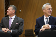 Prvý podpredseda Európskej komisie Maroš Šefčovič (vľavo) a generálny tajomník NATO Jens Stoltenberg. FOTO TASR/AP
