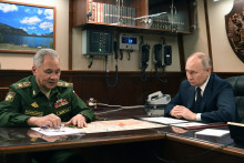 Ruský prezident Vladimir Putin (vpravo) a ruský minister obrany Sergej Šojgu. FOTO: TASR/AP
