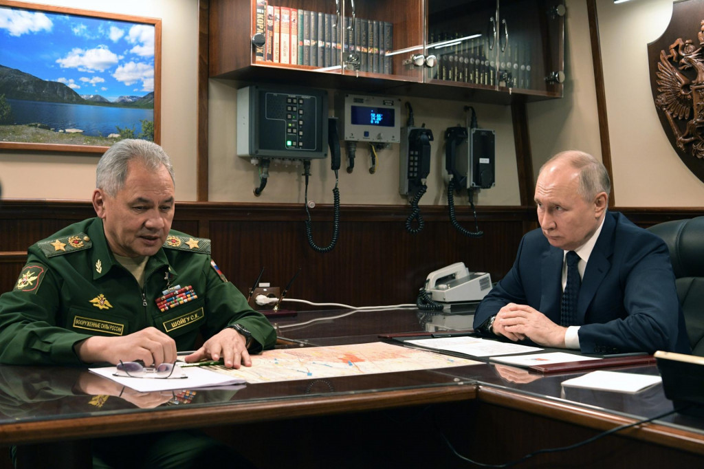 Ruský prezident Vladimir Putin (vpravo) a ruský minister obrany Sergej Šojgu. FOTO: TASR/AP
