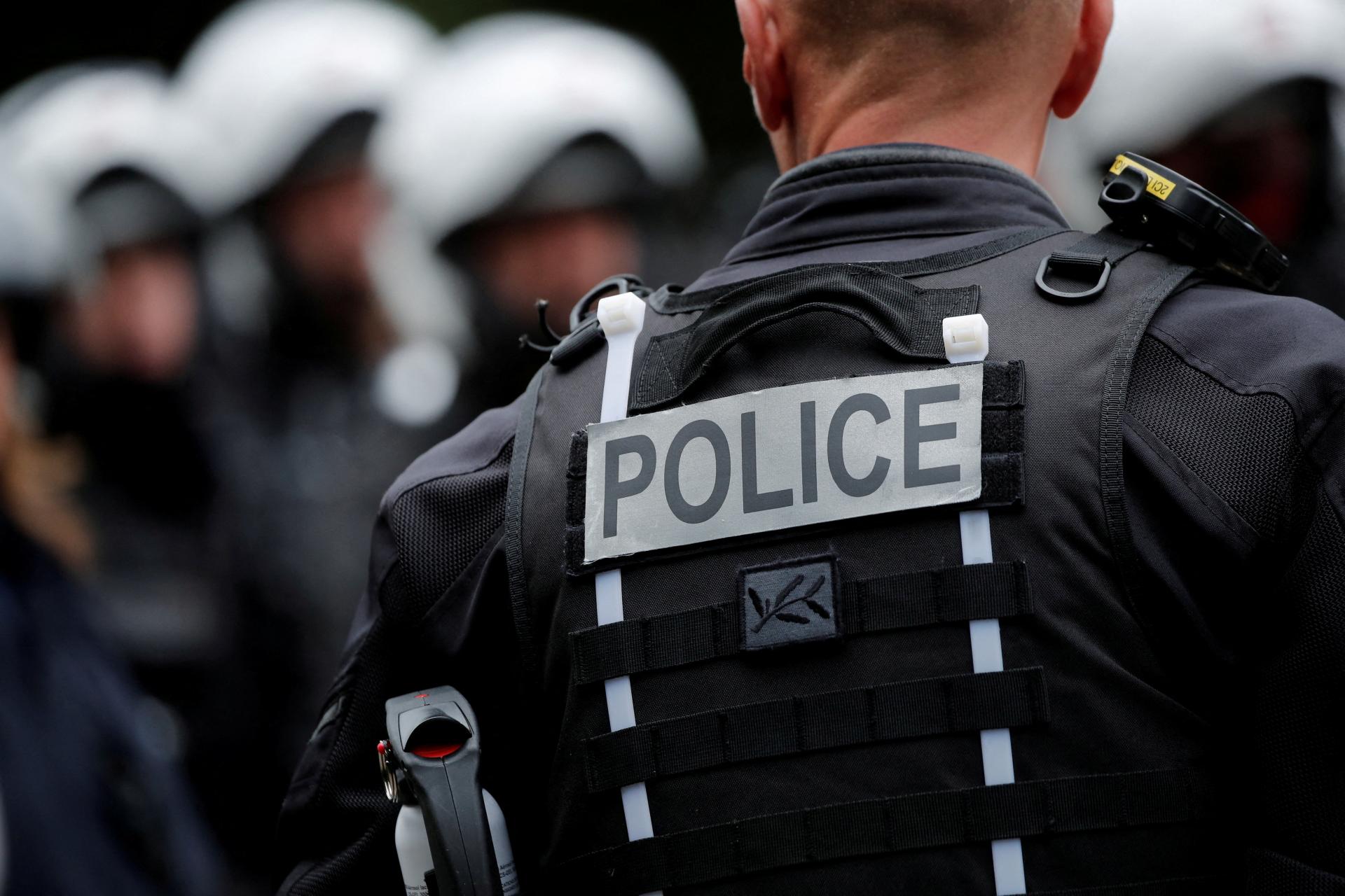 Francúzka polica našla v byte štyri mŕtve deti a ich matku, otca zadržala