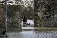 Voda pri sútoku Dunaja a Moravy zaplavila časť Slovanského nábrežia pod hradom Devín v Bratislave. FOTO: TASR/Dano Veselský
