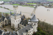 Pohľad na zámok Marienburg pred zaplavenými poliami na rieke Leine v nemeckom meste Pattensen. FOTO: TASR/AP