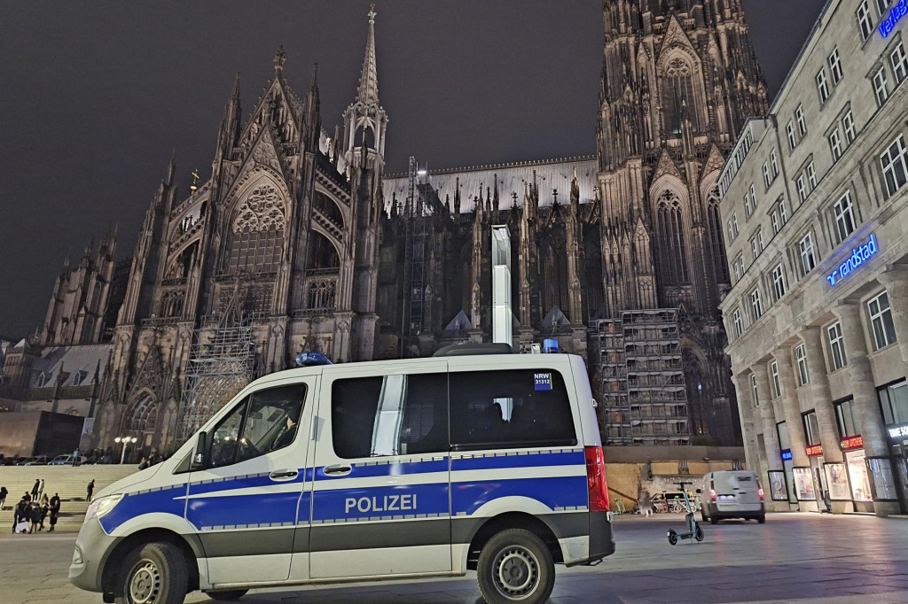 Policajné vozidlo parkuje pred katedrálou v Kolíne nad Rýnom 23. decembra. FOTO: TASR/AP