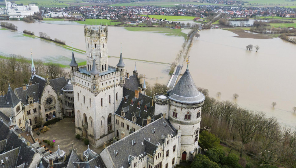 Pohľad na zámok Marienburg pred zaplavenými poliami na rieke Leine v nemeckom meste Pattensen. FOTO: TASR/AP