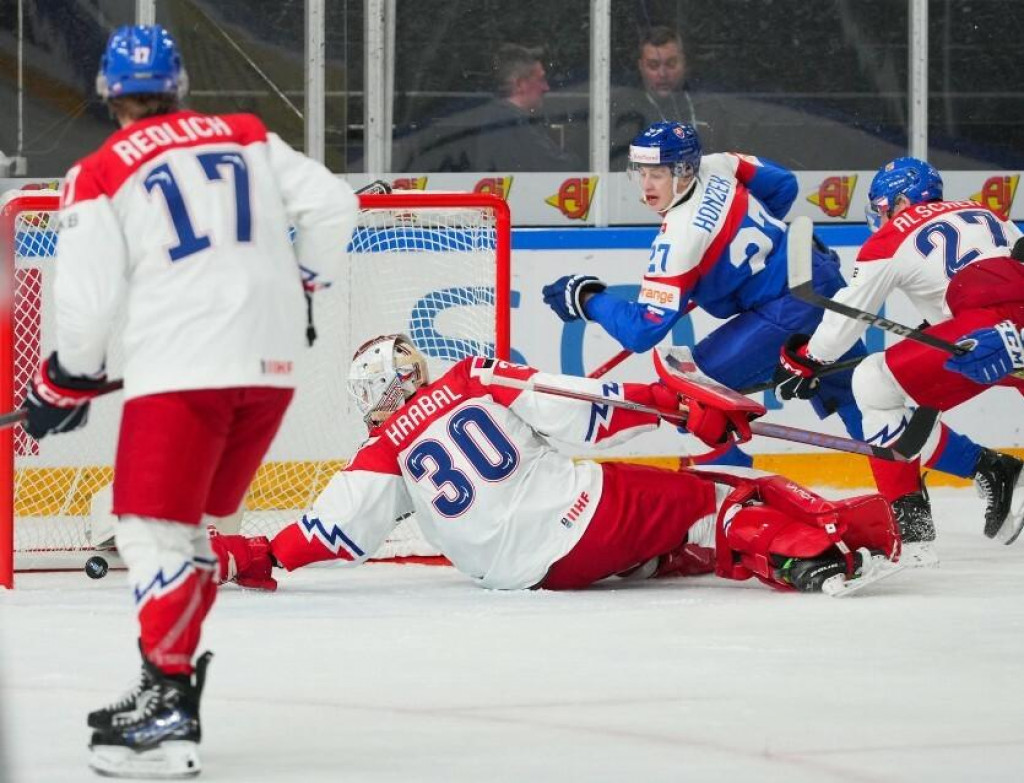 Slovensko porazilo na MS 20-ročných Česko. FOTO: IIHF