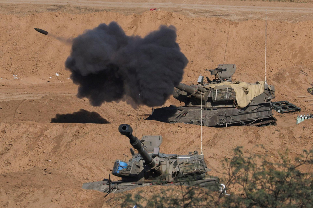 Izraelská samohybná delostrelecká jednotka strieľa uprostred pokračujúceho konfliktu medzi Izraelom a palestínskym islamistickým zoskupením Hamas. FOTO: Reuters