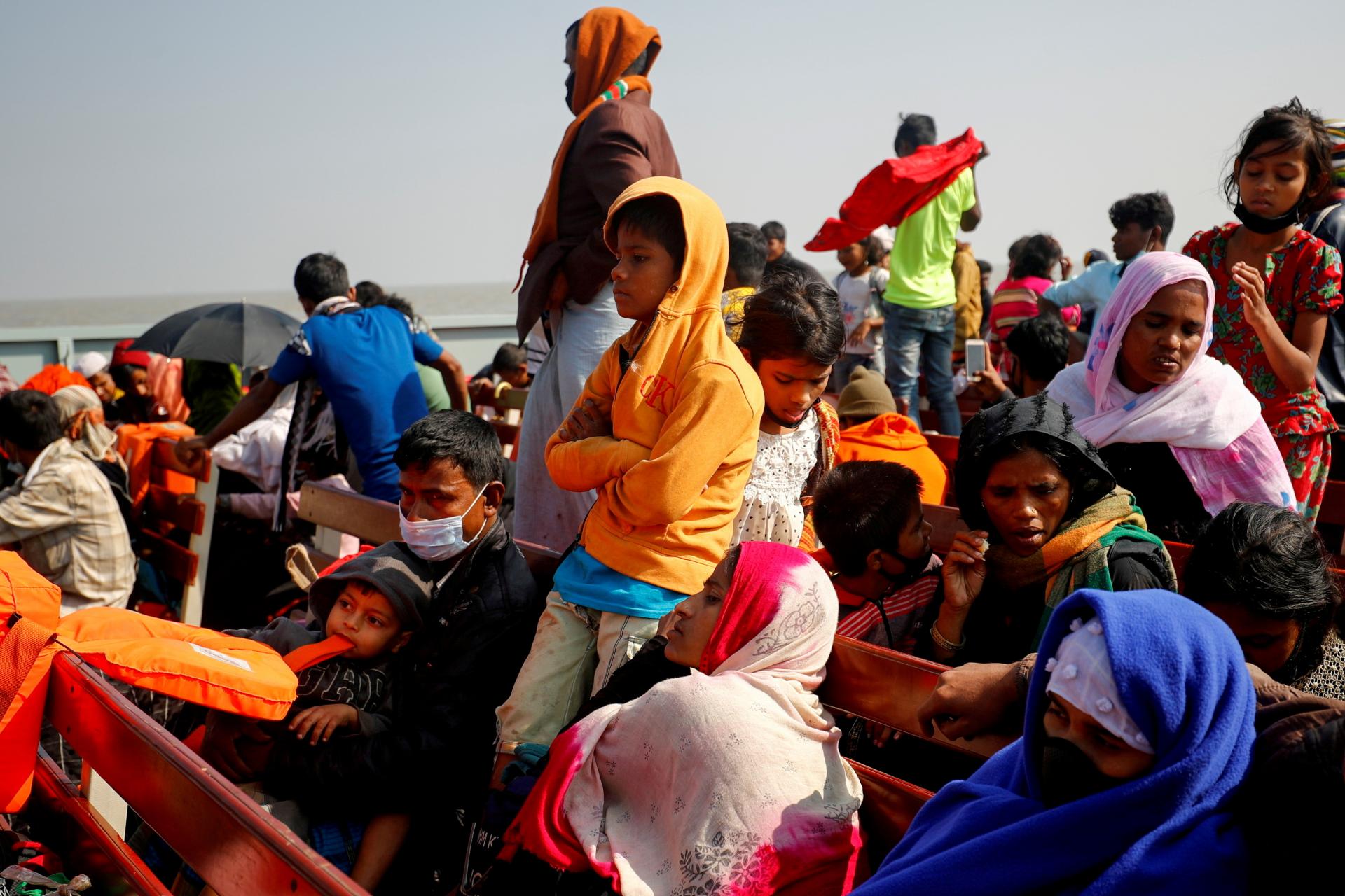 Študenti v Indonézii vtrhli do ubytovne pre migrantov z Barmy, časť ich odvliekli