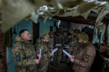 Vojenskí kapláni vedú bohoslužbu pre vojakov 93. samostatnej mechanizovanej brigády. Ukrajinci oslávili prvé Vianoce podľa nového kalendára už 25. decembra. FOTO: Reuters