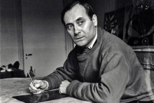 Španielsky maliar, sochár a keramik Joan Miró (1893 – 1983) vo svojom parížskom ateliéri v roku 1938.