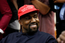 Kanye West v propagačnej šiltovke Donalda Trumpa. Nápis spojený s kampaňou bývalého prezidenta a súčasného prezidentského kandidáta hlása „Urobme Ameriku znovu skvelou“. FOTO: Reuters