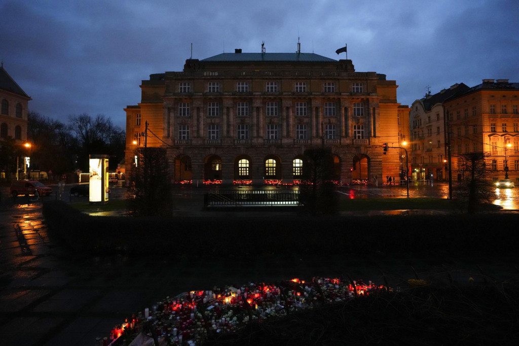Pohľad na kvety a sviečky položené pred budovou Filozofickej fakulty Univerzity Karlovej. FOTO: TASR/AP
