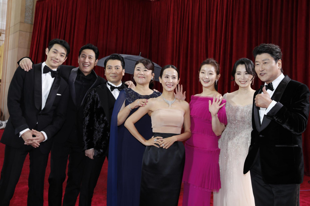 Herci z filmu Parazit na udeľovaní cien Oscar v roku 2020. I Son-gjun je na fotografii druhý zľava. FOTO: Reuters