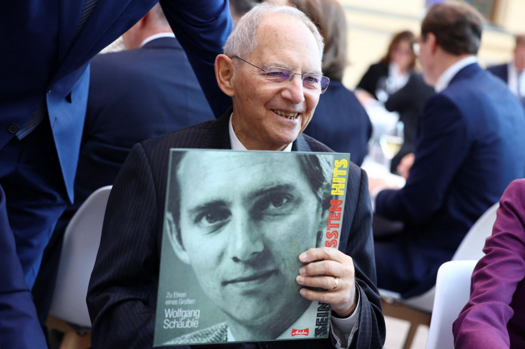 Wolfgang Schäuble, ktorý pôsobil 50 rokov ako člen dolnej komory nemeckého parlamentu Bundestag, dostal na tohtoročnom slávnostnom podujatí na jeho počesť záznam svojich prejavov s nápisom „Jeho najväčšie hity“. FOTO: Reuters