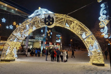 Mesto Poprad rozžiarila bohatá vianočná výzdoba, svietia aj kruhové objazdy. FOTO: TASR/Adriána Hudecová