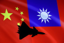Lietadlo pred čínskou a taiwanskou vlajkou. FOTO: Reuters
