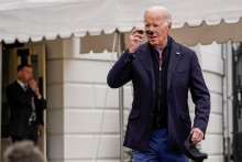 Americký prezident Joe Biden v apríli minulého roka oznámil, že sa v novembrových voľbách bude aj po druhýkrát uchádzať o kreslo šéfa Bieleho domu. FOTO: Reuters