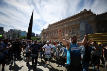 Demonštranti protestujú proti ekonomickým reformám nového argentínskeho prezidenta Javiera Mileia pred operou Teatro Colon v blízkosti Justičného paláca v Buenos Aires. FOTO: REUTERS
