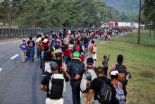 Migranti pokračujú v chôdzi v karavane v snahe dostať sa k hraniciam s USA. FOTO: Reuters