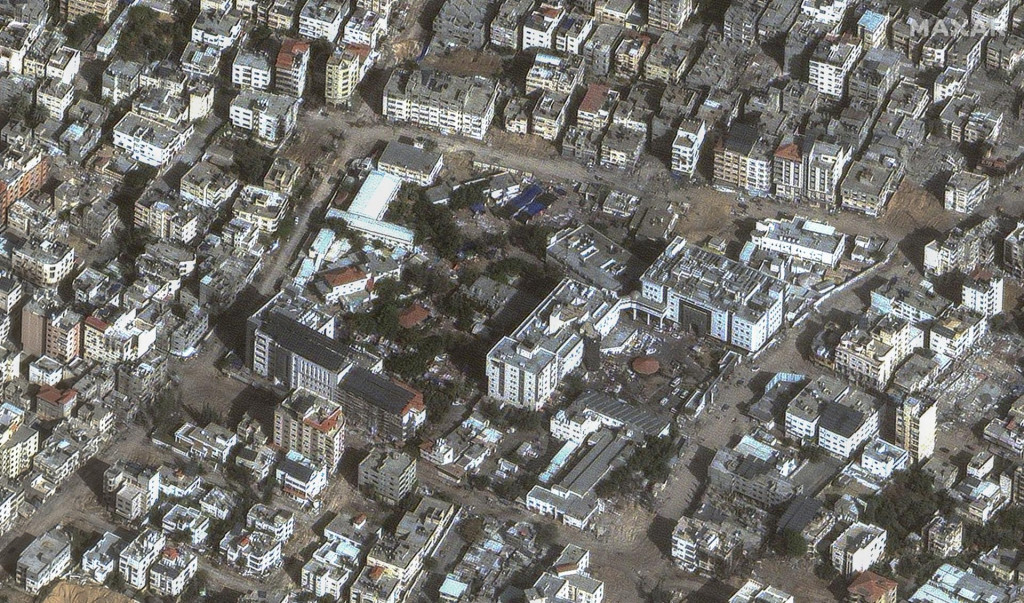 JB 23 Gaza - Na satelitnej snímke Maxar Technologies zverejnenej 26. novembra 2023 pohľad na nemocnicu Al-Šifa v Gaze. Prímerie medzi palestínskym radikálnym hnutím Hamas a Izraelom vstúpilo do platnosti v piatok 24. novembra. FOTO TASR/AP

This satellite image provided by Maxar Technologies shows Al-Shifa Hospital, in Gaza City, on Sunday, Nov. 26, 2023. The cease-fire between Israel and Hamas began Friday, Nov. 24. (Satellite image Â©2023 Maxar Technologies via AP) FOTO: Satellite Image Â©2023 Maxar Technologies Via Ap