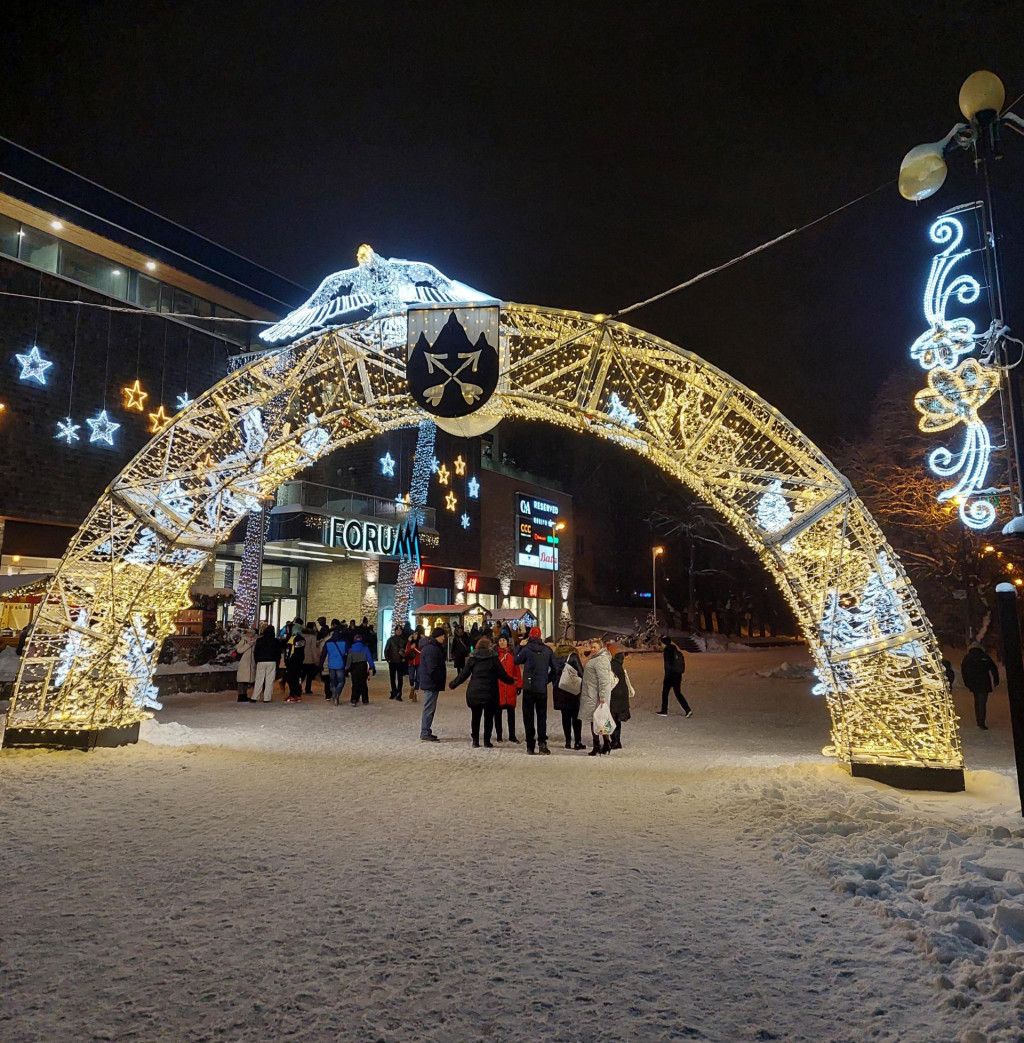 Mesto Poprad rozžiarila bohatá vianočná výzdoba, svietia aj kruhové objazdy. FOTO: TASR/Adriána Hudecová