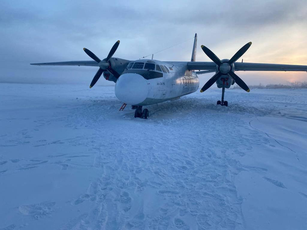 Lietadlo typu Antonov-24 ruskej leteckej spoločnosti Polar Airlines na zamrznutej rieke. FOTO: Reuters