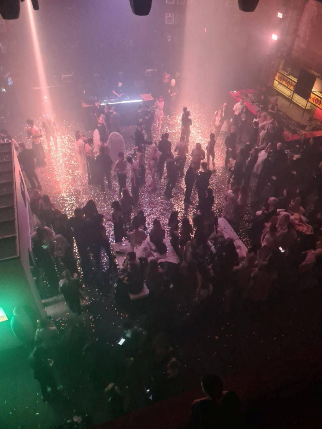 Ľudia sa zúčastňujú „takmer nahej“ párty, ktorú organizuje ruská blogerka Anastasia Ivleeva v nočnom klube Mutabor v Moskve. FOTO: Reuters