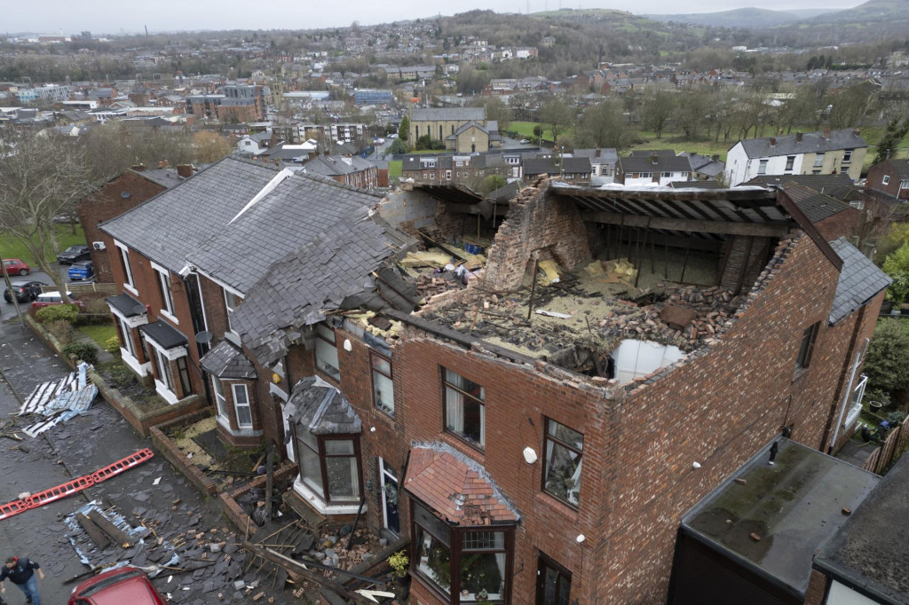 Na snímke poškodené domy po tom, ako ”lokálne tornádo” strhlo strechy v Manchestri. FOTO: TASR/AP
