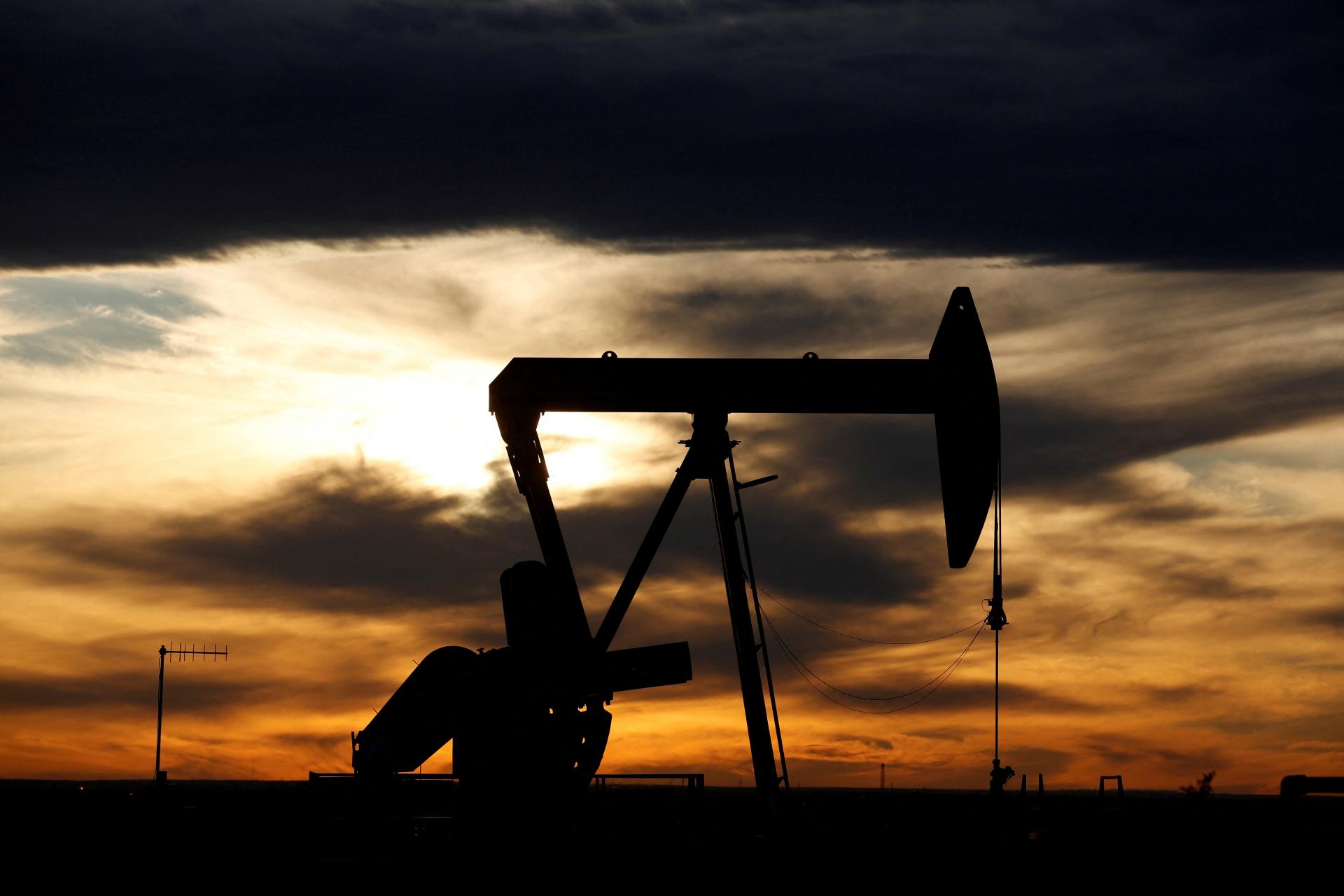 Ceny ropy mierne vzrástli, celoročne však smerujú k výraznému poklesu