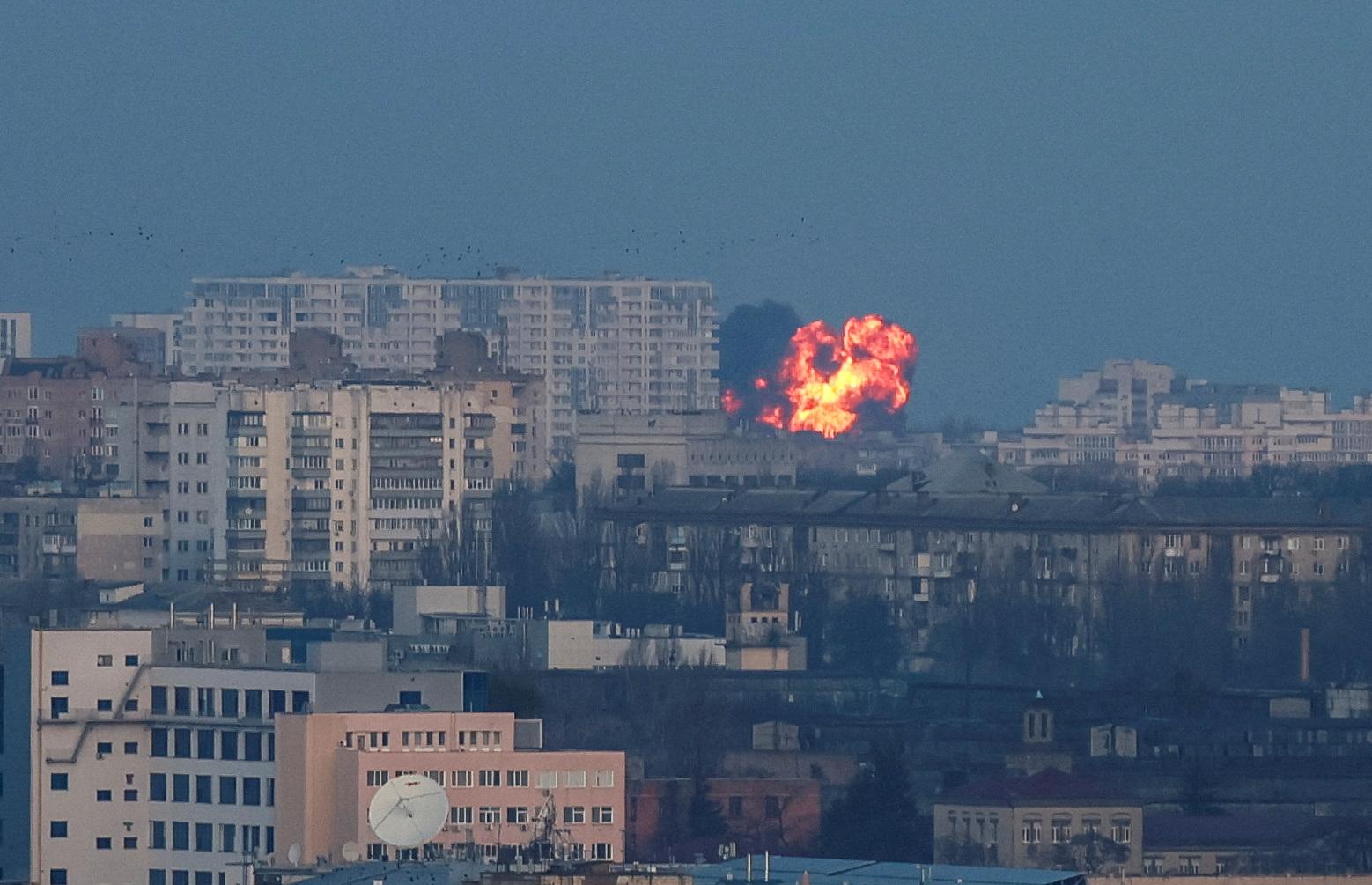 Masívne údery po celej Ukrajine. Rusko útočí všetkými prostriedkami, vypálilo až 110 rakiet