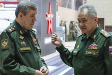 Ruský minister obrany Sergej Šojgu s veliteľom ruských ozbrojených síl generálom Valerijom Gerasimovom. ILUSTRAČNÉ FOTO: TASR/AP