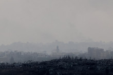 Pohľad na Pásmo Gazy z južného Izraela. FOTO: REUTERS