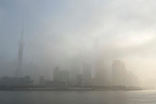 Šanghaj zahalený v hustej hmle. FOTO: REUTERS