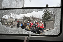 Záchranné práce po ruskom vzdušnom útoku v Záporoží. FOTO: Reuters