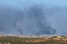Dym nad Pásmom Gazy. FOTO: REUTERS