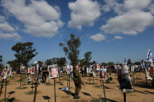 Ľudia chodia pri inštalácii na mieste festivalu Nova, kde boli ľudia zabití a unesení počas útoku ozbrojencov Hamasu z Gazy 7. októbra. FOTO: Reuters