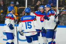 Radosť slovenských hokejistov po góle do siete Nórska. FOTO: IIHF