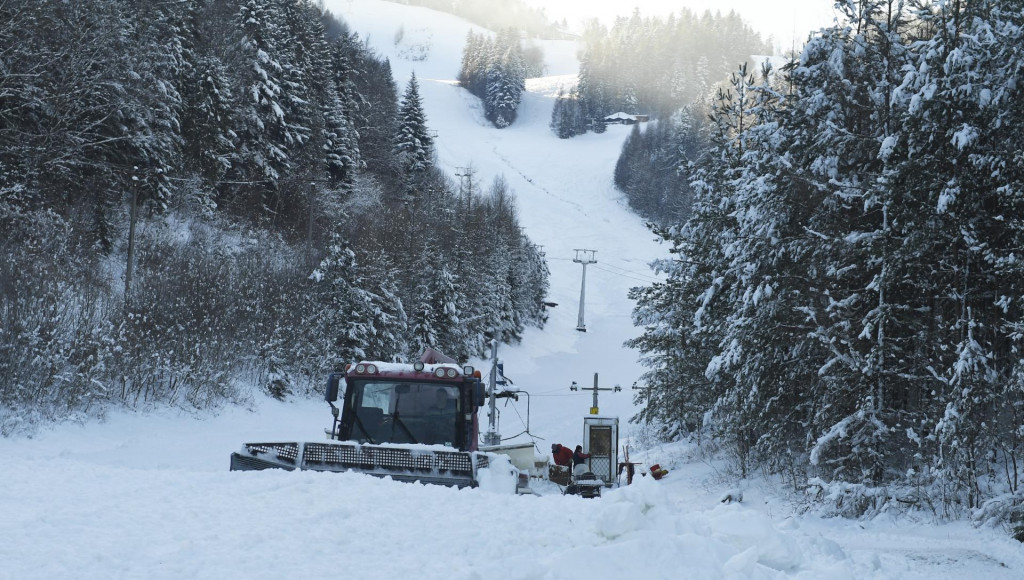 Na snímke je zatvorené lyžiarske stredisko Plejsy pri Krompachoch. Plejsy sú aktuálne dokonca na predaj. FOTO TASR/F. Iván