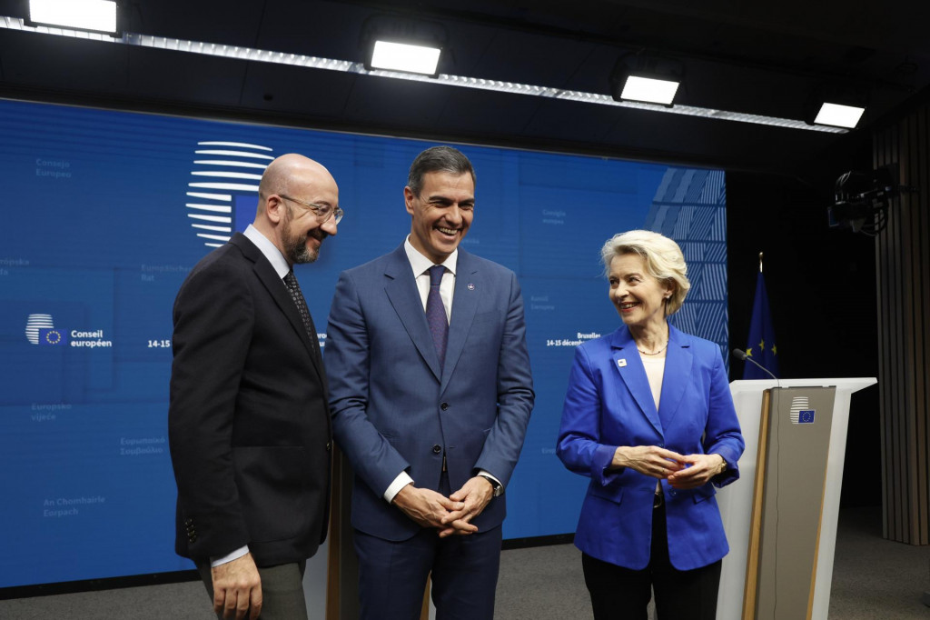 Šéfka Európskej komisie Ursula von der Leyenová (vpravo), španielsky premiér Pedro Sánchez (uprostred) a predseda Európskej rady Charles Michel (vľavo). FOTO: TASR/AP