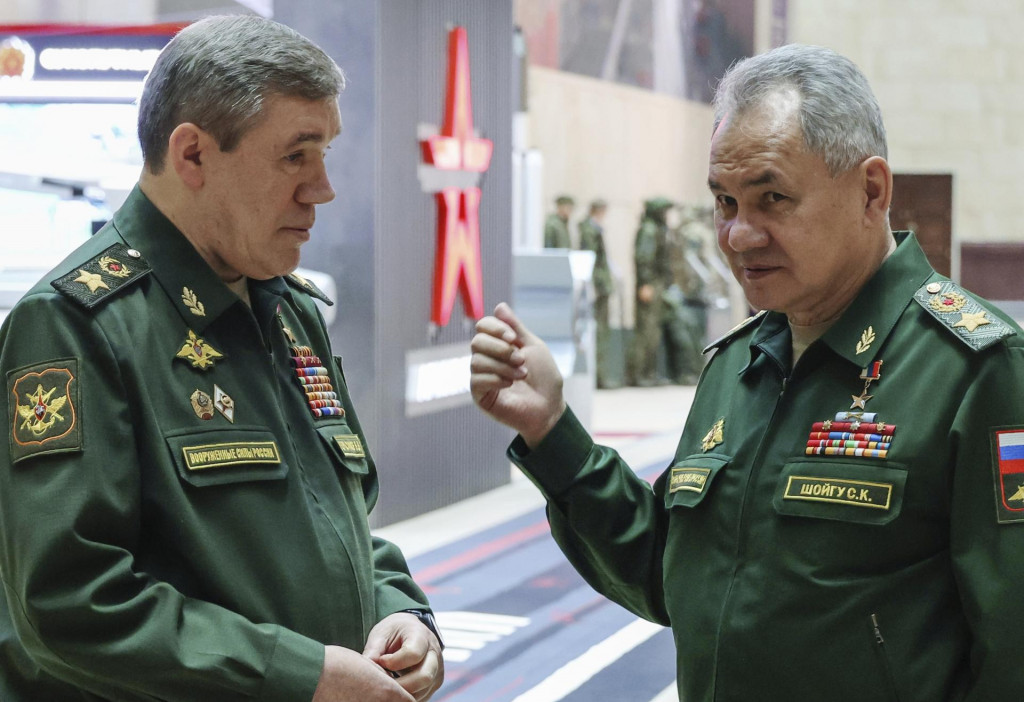 Ruský minister obrany Sergej Šojgu s veliteľom ruských ozbrojených síl generálom Valerijom Gerasimovom. ILUSTRAČNÉ FOTO: TASR/AP