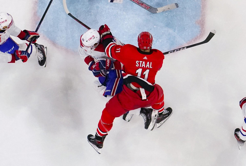 Center Carolina Hurricanes Jordan Staal kontroluje ľav&eacute; kr&iacute;dlo Juraja Slafkovsk&eacute;ho počas druhej tretiny. FOTO: USA TODAY/James Guillory