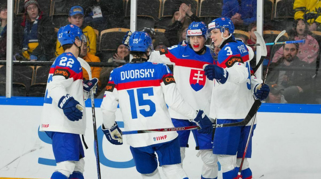 Radosť slovensk&yacute;ch hokejistov po g&oacute;le do siete N&oacute;rska. FOTO: IIHF