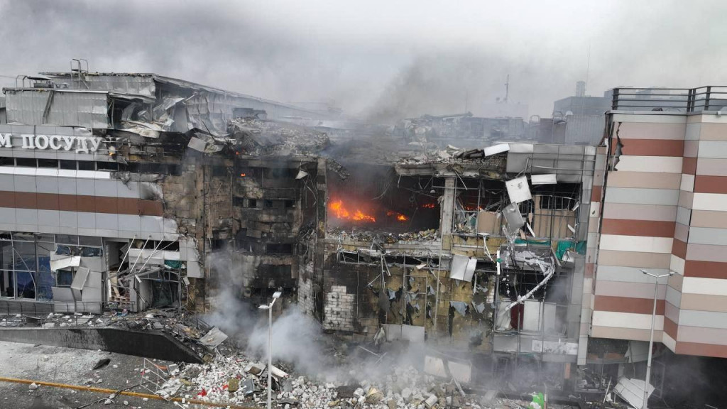 Následky ruského vzdušného útoku na mesto Dnipro. FOTO: Reuters