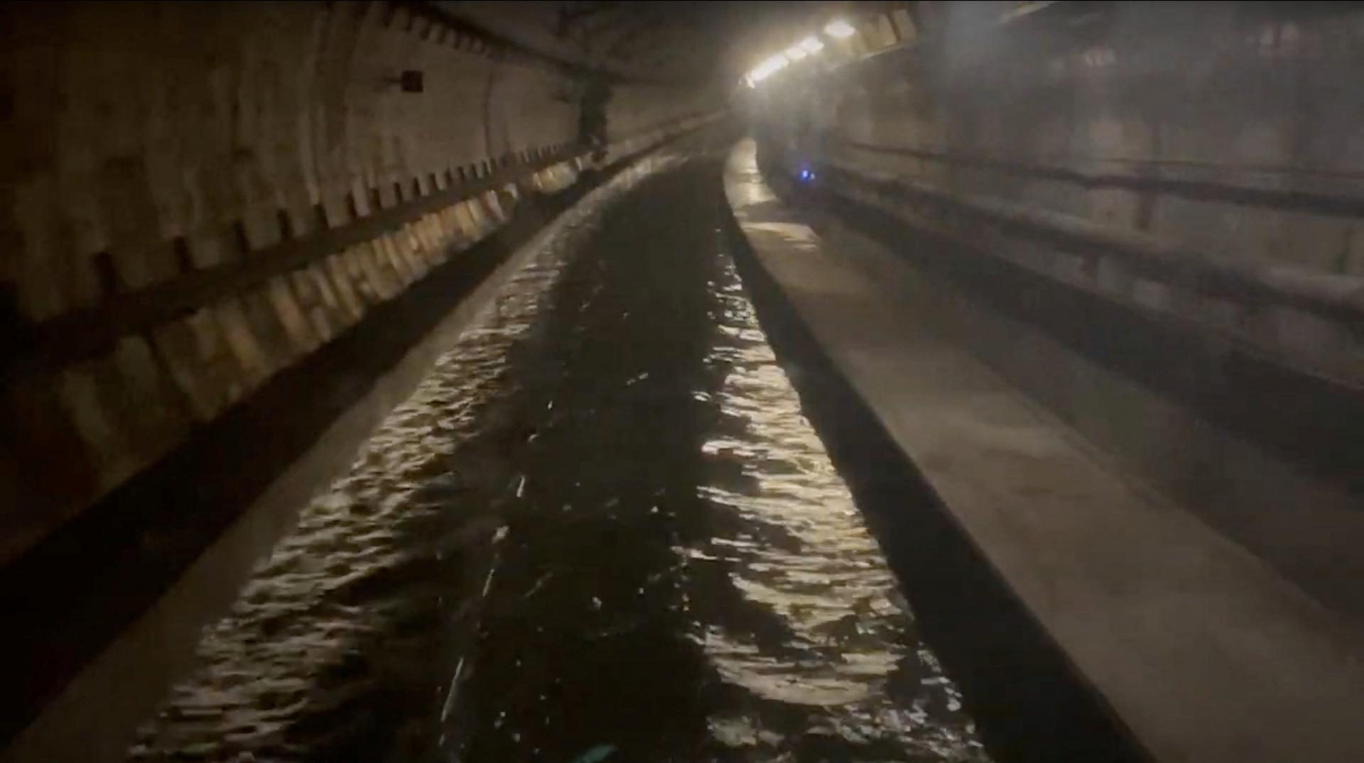 Voda v tuneloch pri Londýne obmedzila železničnú dopravu, zrušili aj spoje do Paríža