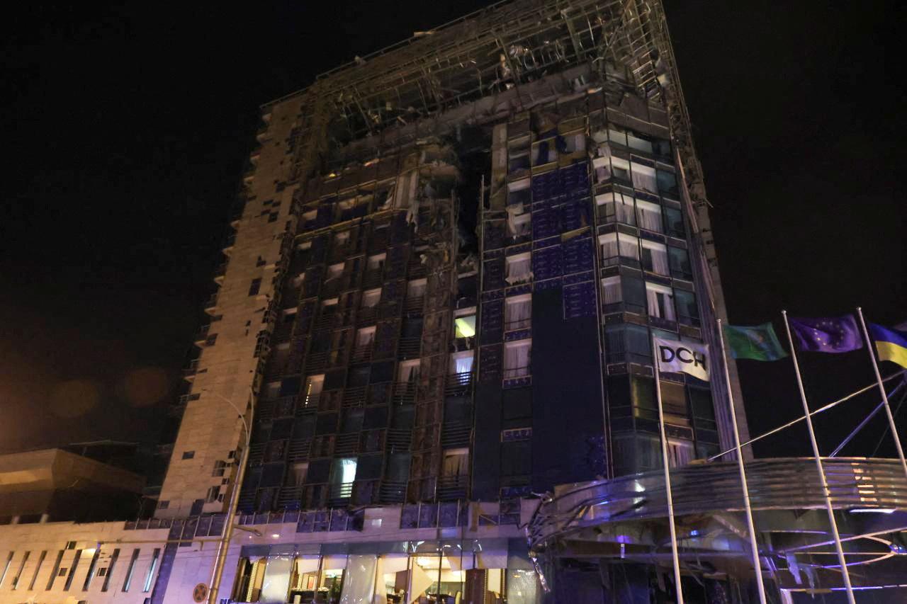 Charkovom otriasli výbuchy. Ruský útok zasiahol obytný dom v centre mesta, podľa starostu zranil 14 ľudí