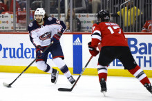 Pravé krídlo Kirill Marčenko (86) z Columbusu Blue Jackets a obranca Šimon Nemec z New Jersey Devils počas zápasu zámorskej NHL 27. decembra 2023 v Newarku. FOTO: TASR/AP
