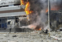 Hasiči zasahujú na mieste požiaru budovy poškodenej pri ruskom raketovom útoku v Kyjeve. FOTO: TASR/AP
