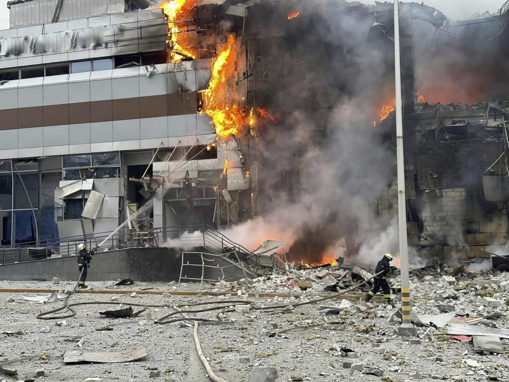 Hasiči zasahujú na mieste požiaru budovy poškodenej pri ruskom raketovom útoku v Kyjeve. FOTO: TASR/AP
